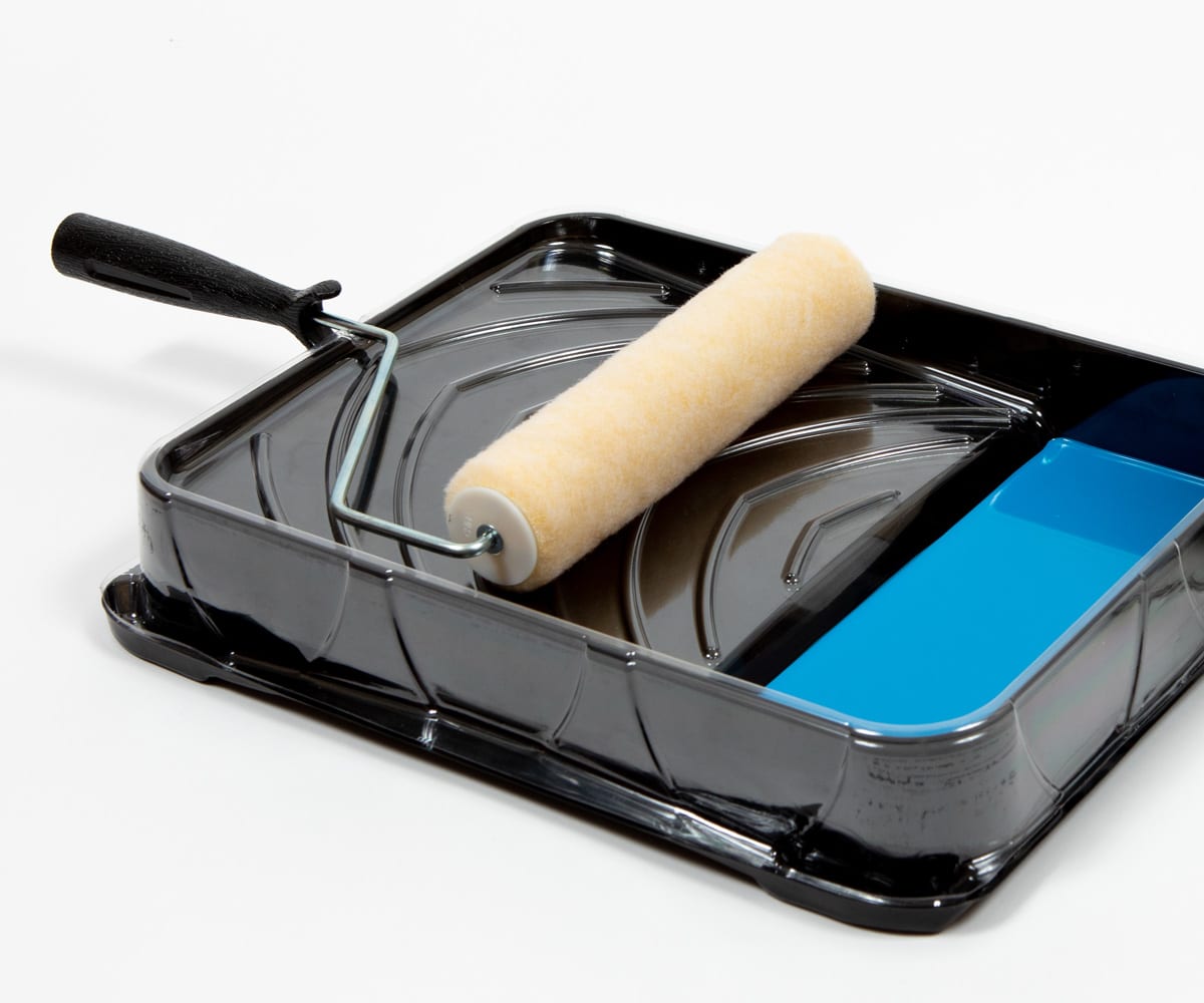 Paintwell paint tray with paint roller
